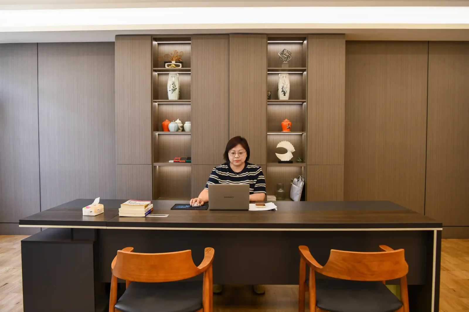 Gründerin von HAO Eyewear bei der Arbeit in der Zentrale in Shenzhen