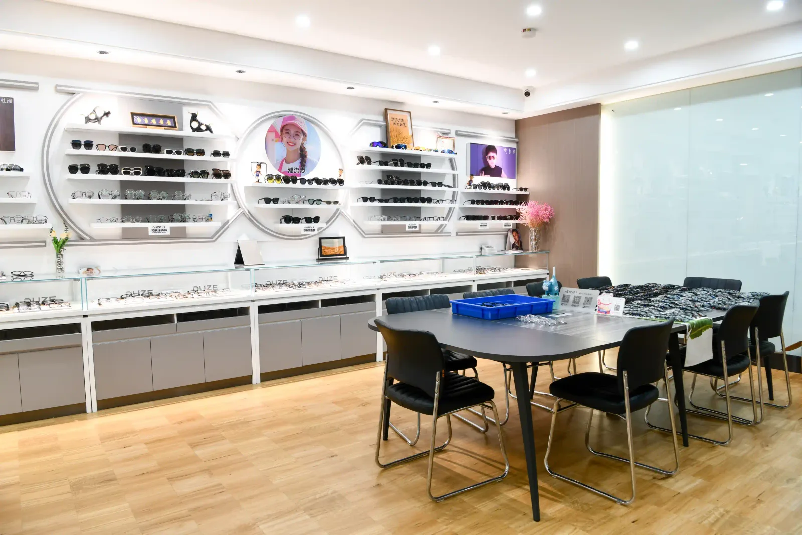 صالة عرض HAO Eyewear بتشكيلة واسعة من النظارات الطبية والشمسية