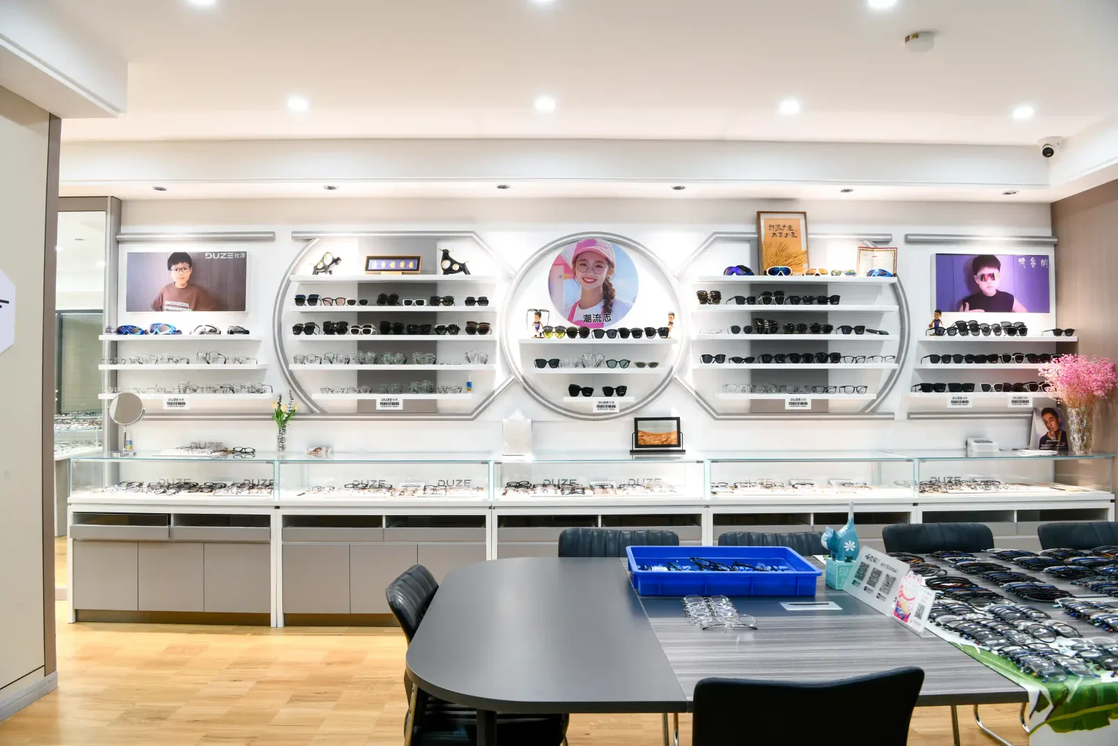 Wandvitrine mit optischen Fassungen und Sonnenbrillen im HAO-Eyewear-Showroom