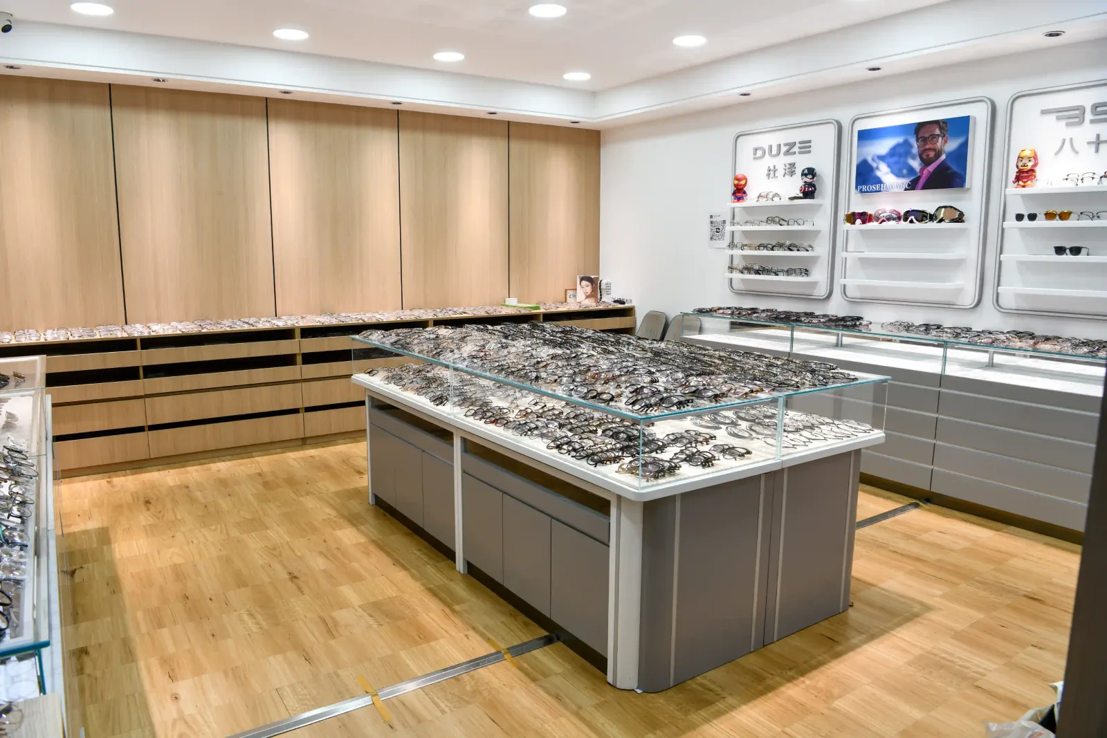 Zentrale Ausstellungsinsel voller Musterfassungen im HAO-Eyewear-Showroom