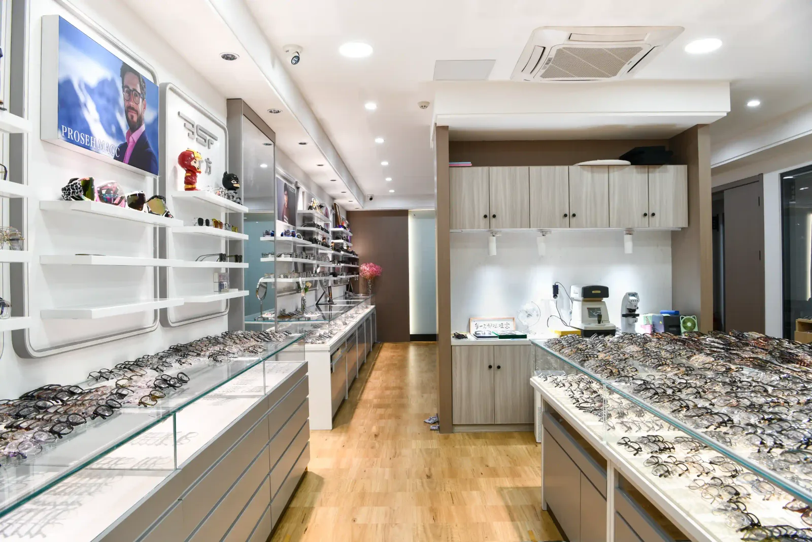 Vitrinen mit Hunderten Brillenmustern im HAO-Eyewear-Showroom