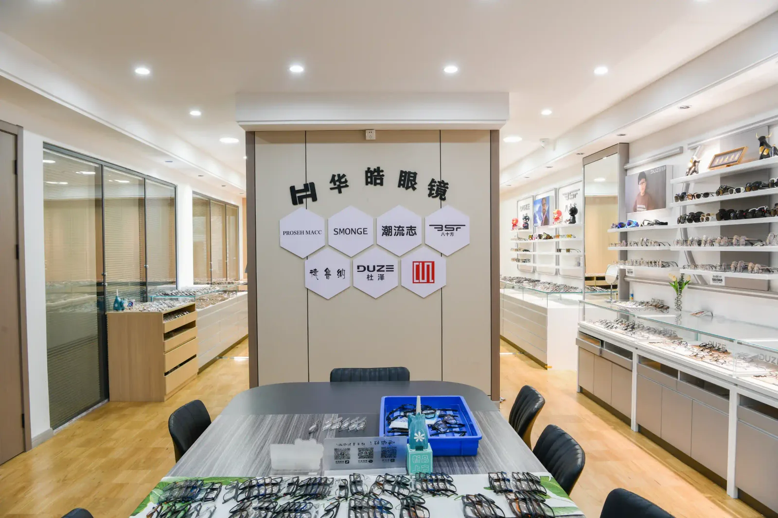 Markenwand und Beratungsbereich des HAO-Eyewear-Showrooms mit Musterfassungen