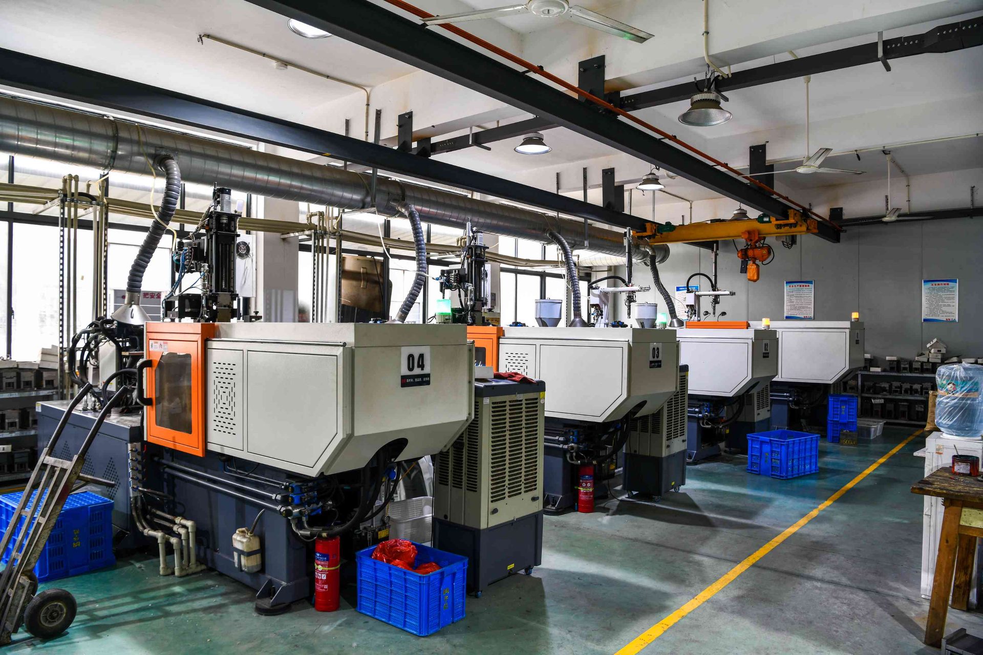 Multiple TR90 injection molding machines in operation at HAO Eyewear